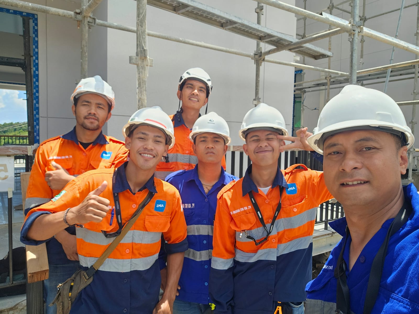 Anggota tim lapangan AIMS dengan perlengkapan keselamatan kerja