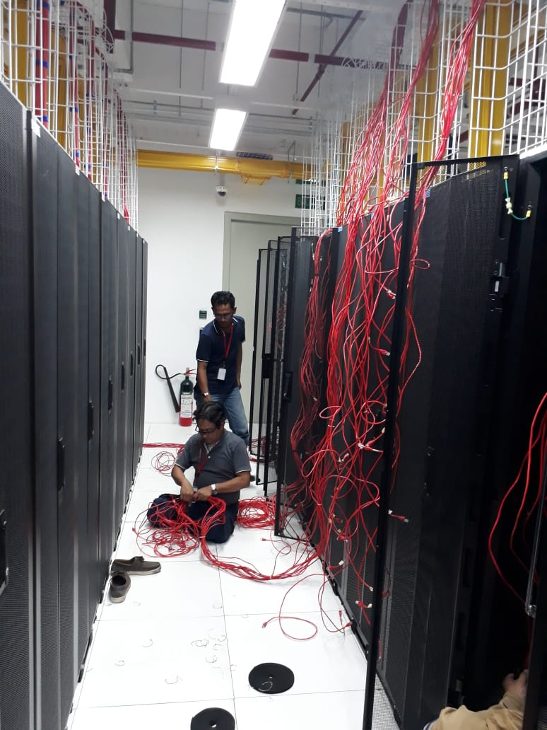 Tim teknis menyiapkan jalur kabel di ruang data center