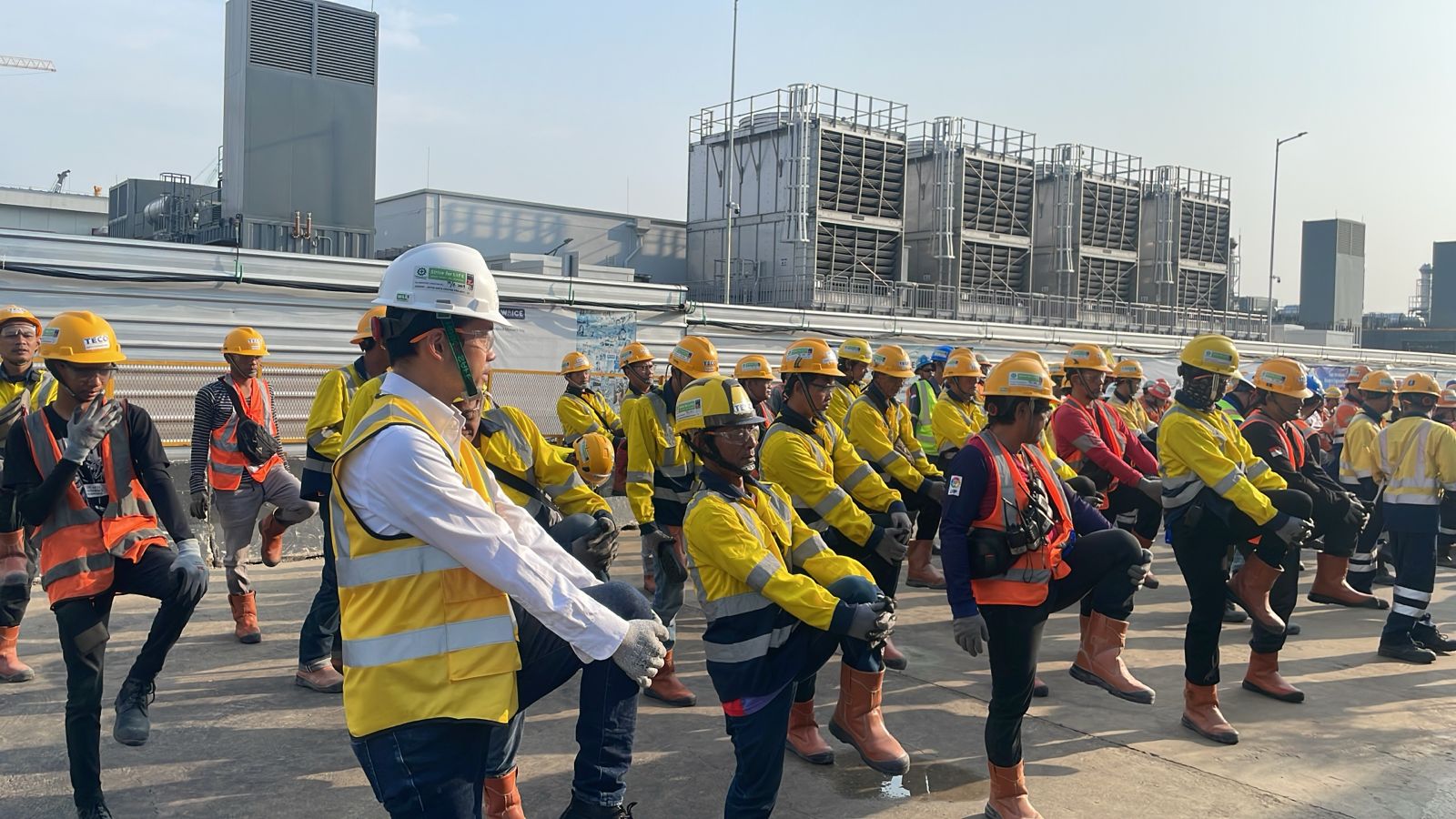 Koordinasi pekerja di area industri sebelum aktivitas lapangan